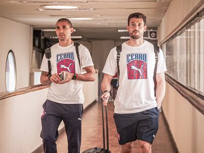 Gustavo Velázquez (i) y Alexis Martín Arias, jugadores de Cerro Porteño, previo al viaje de Cerro Porteño a Brasil para enfrentar a Palmeiras por la segunda fecha del Grupo G de la Copa Libertadores 2025.