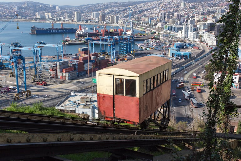 Vista del funicular histórico en Valparaíso, Chile.