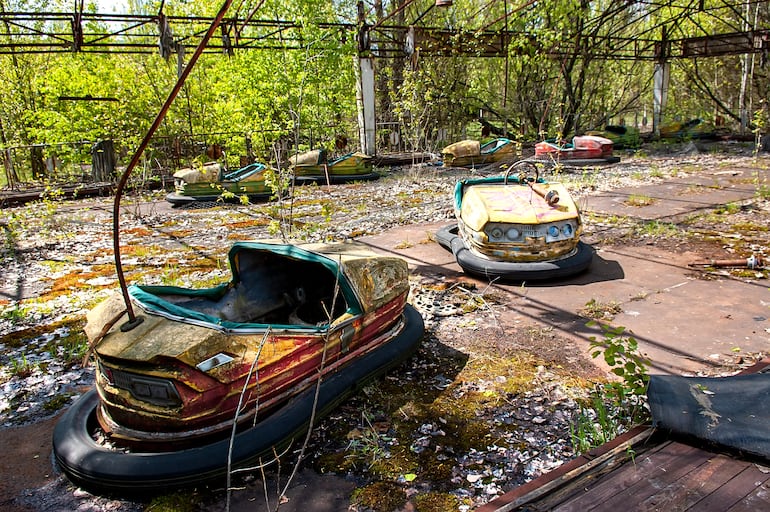 Ucrania, Prípiat: autos chocadores abandonados en el parque de diversiones inconcluso, congelados en el tiempo desde el desastre nuclear de Chernóbil de 1986.