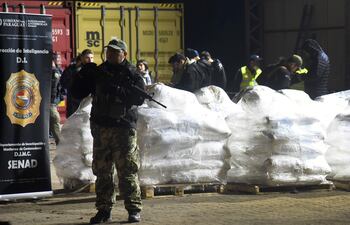 Agenets de la Senad custodian el cargamento de azúcar contaminado, que debía salir del Puerto Privado Caacupemí de Zeballos Cue, con destino al Puerto de Amberes, en Bélgica, transportando 4.013 kilos de cocaína.