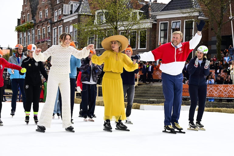 La princesa Ariane, la reina Máxima y el rey Guillermo Alejandro de los Países Bajos patinando durante la celebración del Día del Rey en Dokkum, Países Bajos. El día festivo nacional del «Koningsdag» (Día del Rey) conmemora el cumpleaños del monarca neerlandés. (EFE/EPA/MISCHA SCHOEMAKER / POOL)
