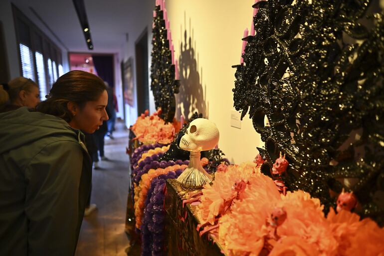 El público asiste a una celebración del Día de Muertos en Madrid, España.
