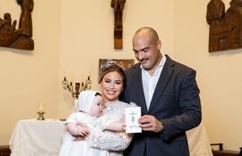 ¡Hermosa familia! Steffi Schouten y Mariano Garcete con Agostina y la libreta de familia cristiana en manos.