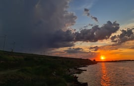Río Paraguay con el cielo nublado