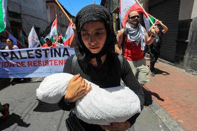 Una mujer participa en una marcha pro Palestina en Quito (Ecuador). Decenas de miles de personas se manifestaron este fin de semana en todo el mundo para pedir un alto el fuego en Gaza y Líbano, y el retorno de los rehenes israelíes, con motivo del primer aniversario de la guerra entre Israel y Hamás.