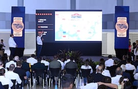 Momento exacto en el que César Marsal, CEO del WRC Rally del Paraguay, brindaba todos los detalles. Además de conocerse el itinerario de la carrera, también de presentó la chapa y el póster oficial de la segunda edición de WRC Rally del Paraguay.