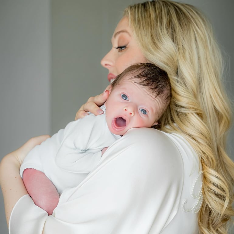 La mamá de estreno Tiffany Trump con el dulce Alexander. (Instagram/Tiffany Trump)