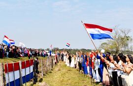 Hubo mucha emoción en Acosta Ñu entre el público y los jóvenes “actores” que participaron de la representación de la batalla.