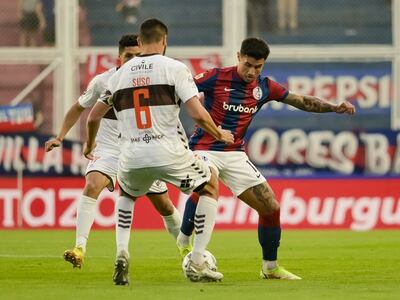 El paraguayo Adam Bareiro (d), jugador de San Lorenzo de Almagro, domina el balón frente a la marca de Gastón Suso, futbolista de Platense, en el partido por la jornada 10 de la Copa de la Liga Profesional de Argentina.