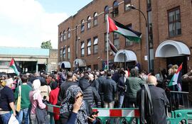 La misión palestina en Londres izó una bandera de su país hoy, luego del reconocimiento del Reino Unido.