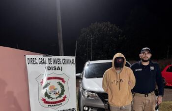 Adinzon Ocampos junto a la camioneta Toyota Fortuner que fue encontrada en su poder en uno de los procedimientos realizados en Canindeyú, en el que recuperaron dos camionetas robadas en Asunción.