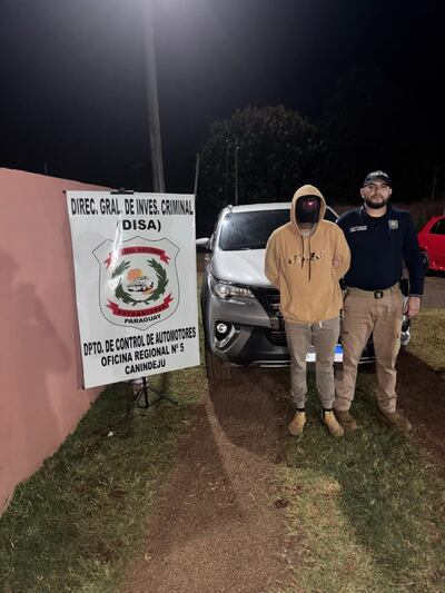 Adinzon Ocampos junto a la camioneta Toyota Fortuner que fue encontrada en su poder en uno de los procedimientos realizados en Canindeyú, en el que recuperaron dos camionetas robadas en Asunción.