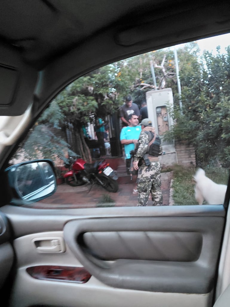 Uno de ellos fue identificado como Guillermo Adolfo Alonso Caballero, alias “Chichi”, de 40 años, quien sería líder de facción de la hinchada del Club Cerro Porteño.