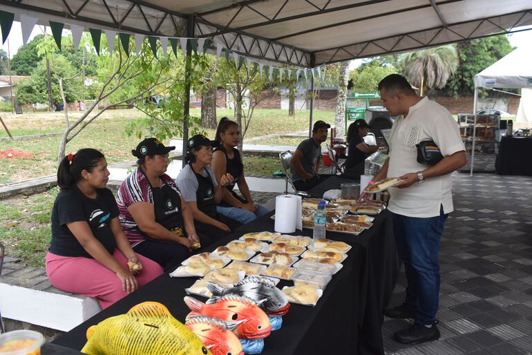 Alimentos a base de pescado fueron ofrecidos a los turistas por emprendedoras gastronómicas de Ayolas.