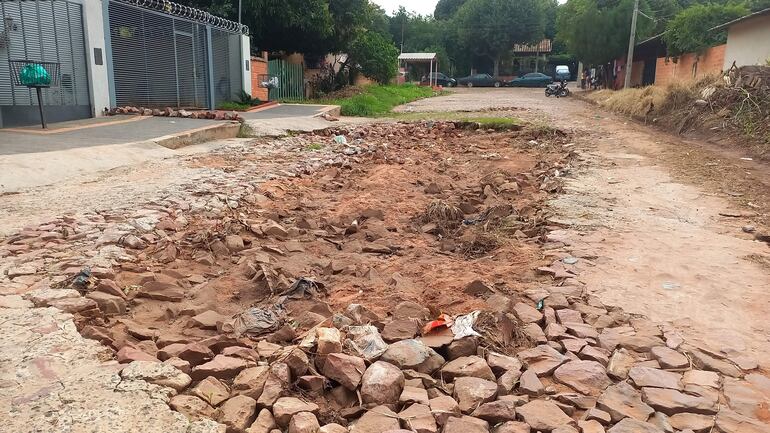 La calle Divino Niño Jesús de la compañia Paí Ñu de Ñemby.  Algunos vecinos no pueden ingresar con sus rodados a sus casas.