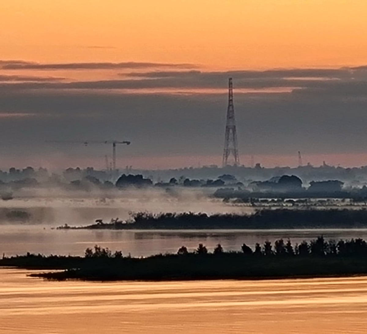 Domingo con amanecer frío y cielo parcialmente nublado