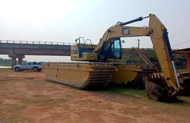 MOPC envió maquinarias al lugar y anunció los trabajos para dragar y limpiar el paso el río, aprovechando el bajo nivel del agua, pero se cree que aún no se tiene la licencia.