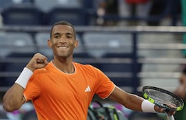 Félix Auger Aliassime festeja su paso a las semifinales, instancia en la que se medirá al ruso Daniil Medvedev.