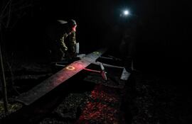 Un piloto de la Brigada Predator de las fuerzas ucranianas se prepara para lanzar un dron lanzador de bombas antes de un ataque aéreo contras las fuerzas rusas en el frente de Pokrovsk.