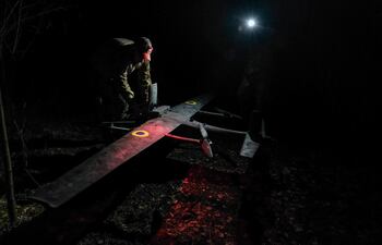 Un piloto de la Brigada Predator de las fuerzas ucranianas se prepara para lanzar un dron lanzador de bombas antes de un ataque aéreo contras las fuerzas rusas en el frente de Pokrovsk.