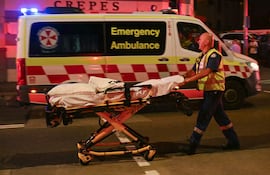 Las autoridades australianas confirmaron este domingo la muerte de 10 personas, incluido uno los presuntos agresores, en la playa de Bondi, en Sídney.