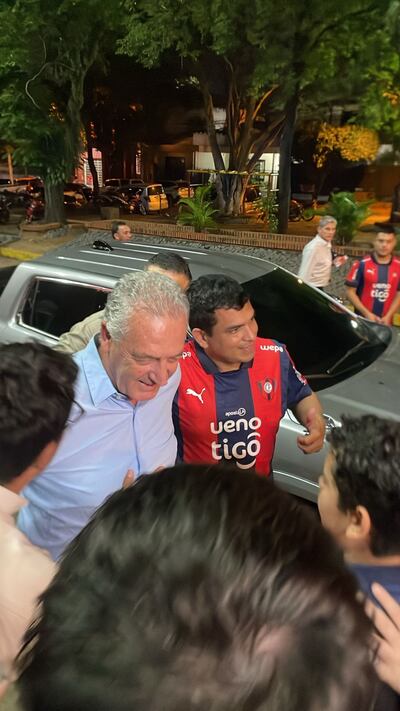 El seleccionador albirrojo, Gustavo Alfaro recibiendo el cariño de los aficionados en la previa del duelo entre Nacional y Cerro Porteño.