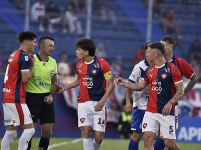 Lucas Quintana (14), jugador de Cerro Porteño, recibe la tarjeta roja del árbitro Derlis Benítez en un partido frente a Sportivo Ameliano por la fecha 15 del torneo Clausura 2026 de la Primera División de Paraguay en el estadio La Nueva Olla, en Asunción, Paraguay.