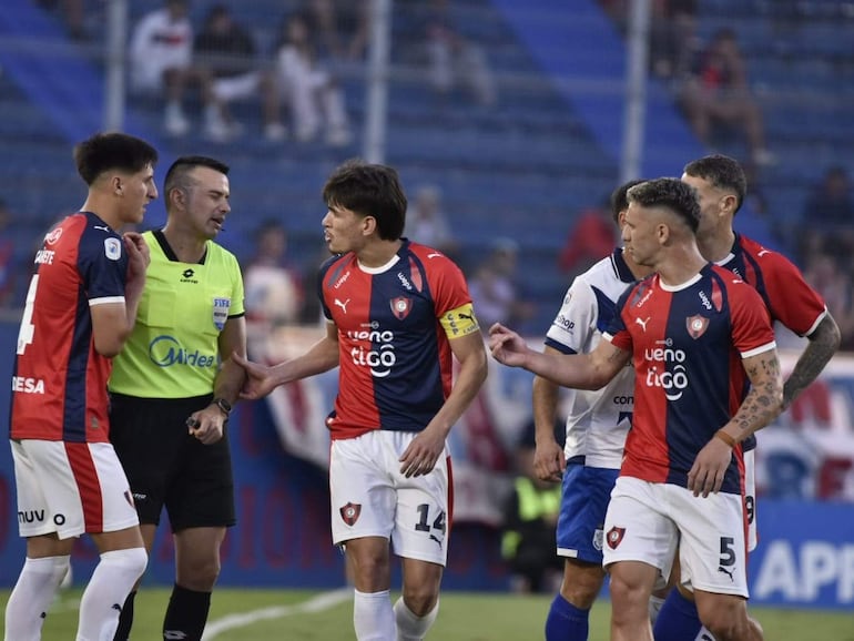 Lucas Quintana (14), jugador de Cerro Porteño, recibe la tarjeta roja del árbitro Derlis Benítez en un partido frente a Sportivo Ameliano por la fecha 15 del torneo Clausura 2026 de la Primera División de Paraguay en el estadio La Nueva Olla, en Asunción, Paraguay.