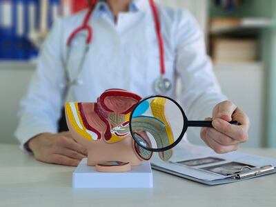 Hombre en el urólogo.