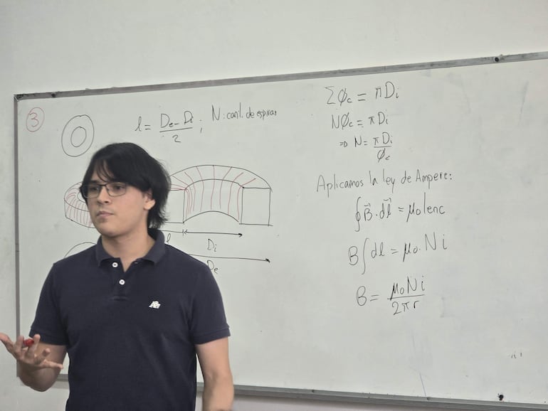 Marcos Maldonado enseña en una clase de matemáticas en FIUNA.