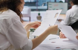 Un reclutador revisa un cv (foto ilustrativa).