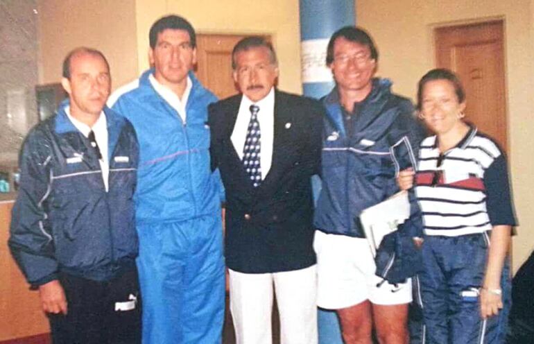 Ariel Holan (seg. de der. a izq) durante la conducción técnica de la selección paraguaya de Hockey. 