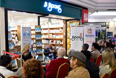 Conversatorio con Jorge Mendelzon frente al renovado local de Books.
