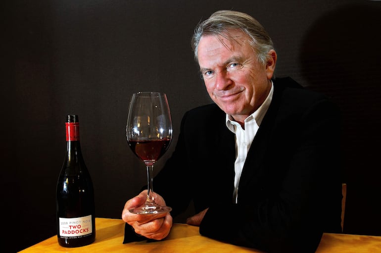 Sam Neill sosteniendo una copa de vino en su propiedad de Nueva Zelanda.
