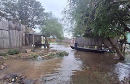 Crecida del río Paraná afecta a familias de pescadores de Atinguy.