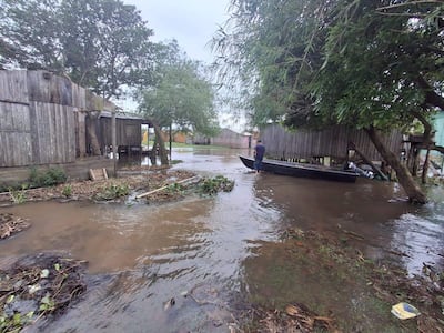 Crecida del río Paraná afecta a familias de pescadores de Atinguy.
