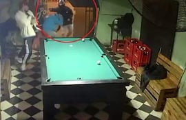 Momento en el que el presunto sicario dispara contra su objetivo, mientras otras tres personas observan en el salón de villar de Ñemby.