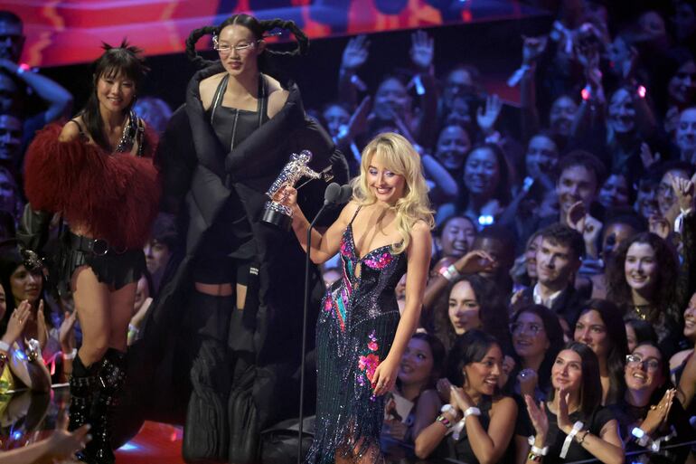 Sabrina Carpenter recibe el premio al Mejor Álbum por "Short n Sweet" durante los MTV Video Music Awards 2025 en el UBS Arena el 7 de septiembre de 2025 en Elmont, Nueva York.