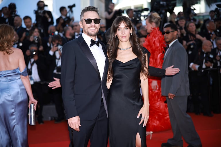 James Franco e Izabel Pakzad a su paso por la alfombra roja del Cannes Film Festival 2026, en Francia. (EFE/EPA/CLEMENS BILAN)
