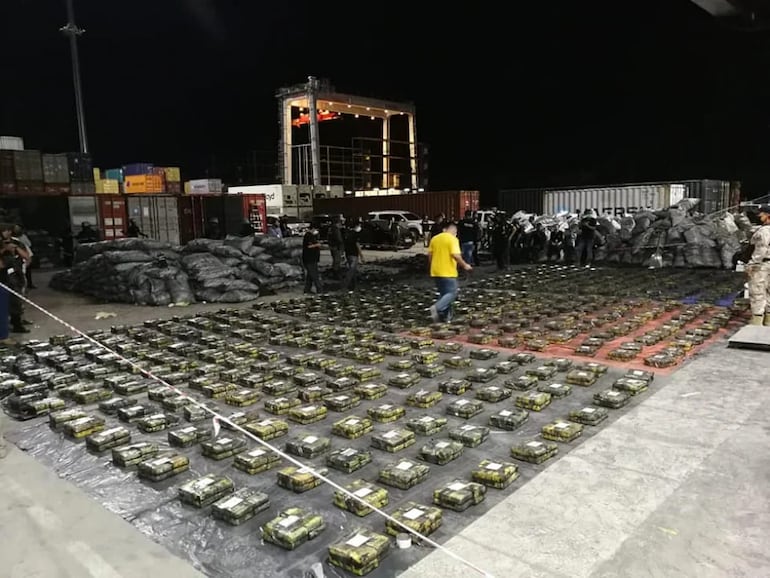 Paquetes de cocaína que estaban ocultos en bosas cargadas con carbón vegetal, incautados entre el 19 y 21 de octubre de 2020, en el Puerto Terport de Villeta.