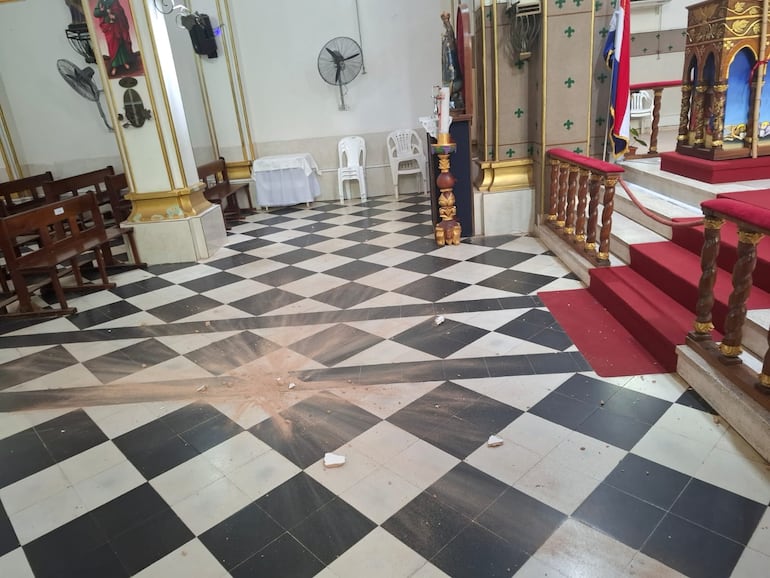 En la imagen se puede observar el desprendimiento del techo en el suelo del templo.