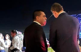 Federico Miguel Vázquez, del Grupo Vázquez, habla al oído al presidente Santiago Peña.