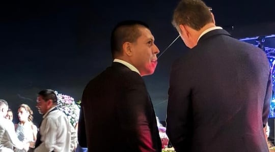 Federico Miguel Vázquez, del Grupo Vázquez, habla al oído al presidente Santiago Peña.