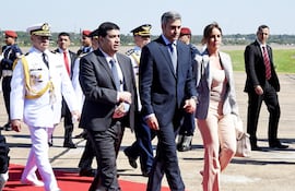 hugo-velazquez-i-mario-abdo-benitez-y-silvana-lopez-moreira-ayer-en-el-aeropuerto--210142000000-1774430.jpg