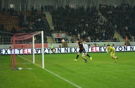 Sombrerito al arquero, cabezazo y adentro, el gol de Braian José Samudio para el Çorum FK.