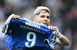 Julio César Enciso Espínola (22 años) y la dedicatoria de su gol al argentino Joaquín Panichelli, lesionado de gravedad.