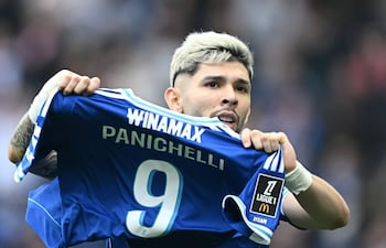 Julio César Enciso Espínola (22 años) y la dedicatoria de su gol al argentino Joaquín Panichelli, lesionado de gravedad.