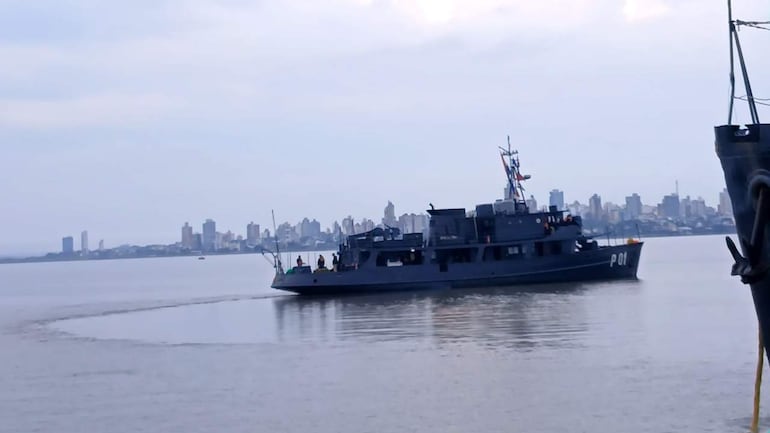 Cañonero Paraguay C-1 y Patrullero Capitán Cabral P-01 navegan en aguas tranquilas bajo un cielo nublado.