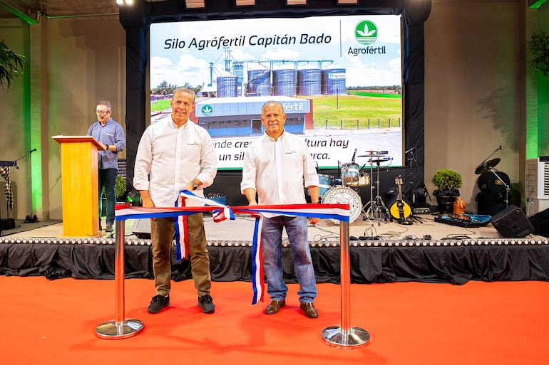 Paulo Sergio Sarabia y Antonio Ivar Sarabia durante la inauguración oficial en Capitán Bado, departamento de Amambay.