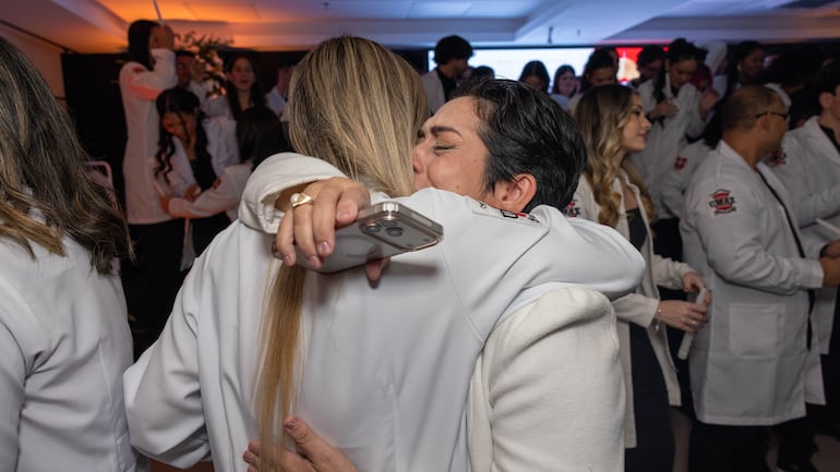 La ceremonia estuvo cargada de emoción por el significado que tiene vestir la bata blanca.